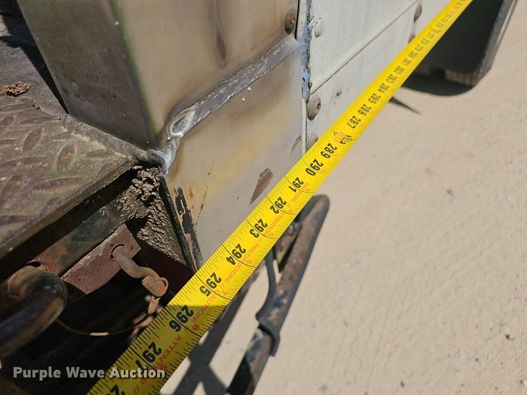 image for item EJ5788 1990 Ford L7000 box truck