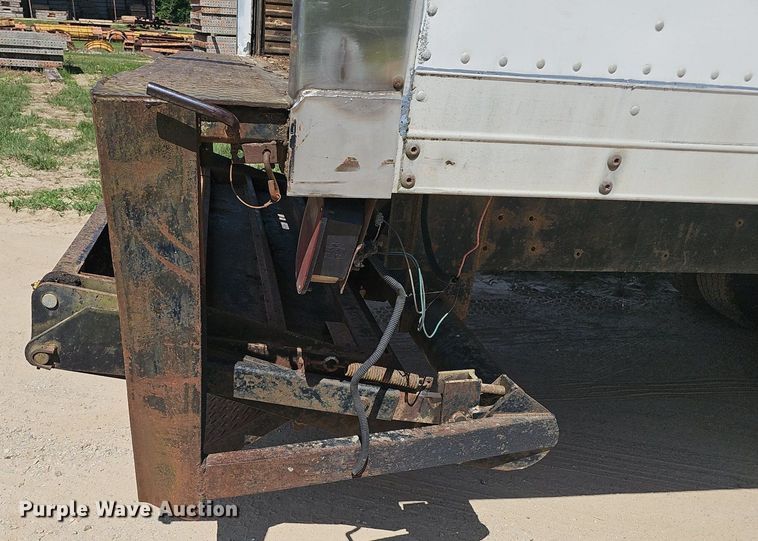 image for item EJ5788 1990 Ford L7000 box truck