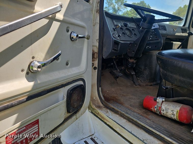 image for item EJ5788 1990 Ford L7000 box truck