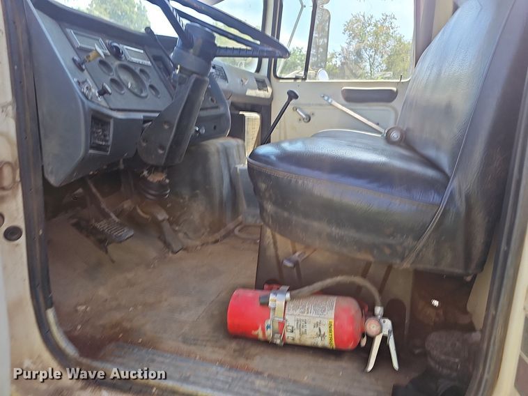 image for item EJ5788 1990 Ford L7000 box truck