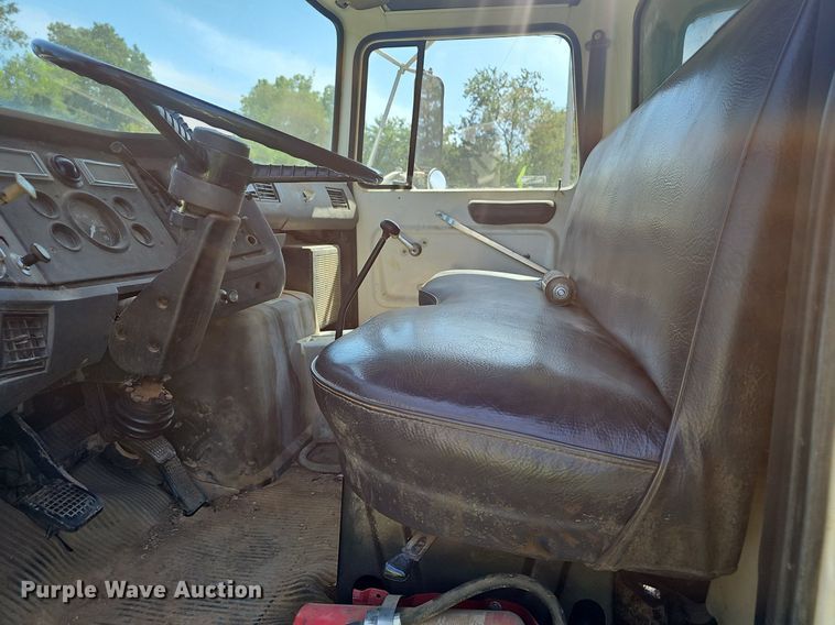 image for item EJ5788 1990 Ford L7000 box truck