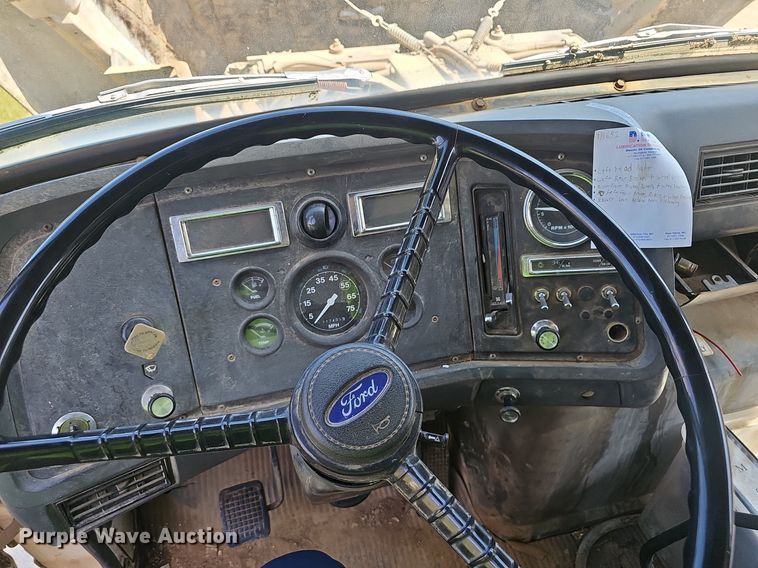 image for item EJ5788 1990 Ford L7000 box truck