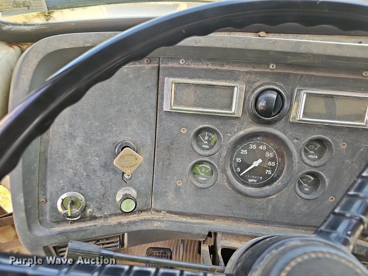 image for item EJ5788 1990 Ford L7000 box truck