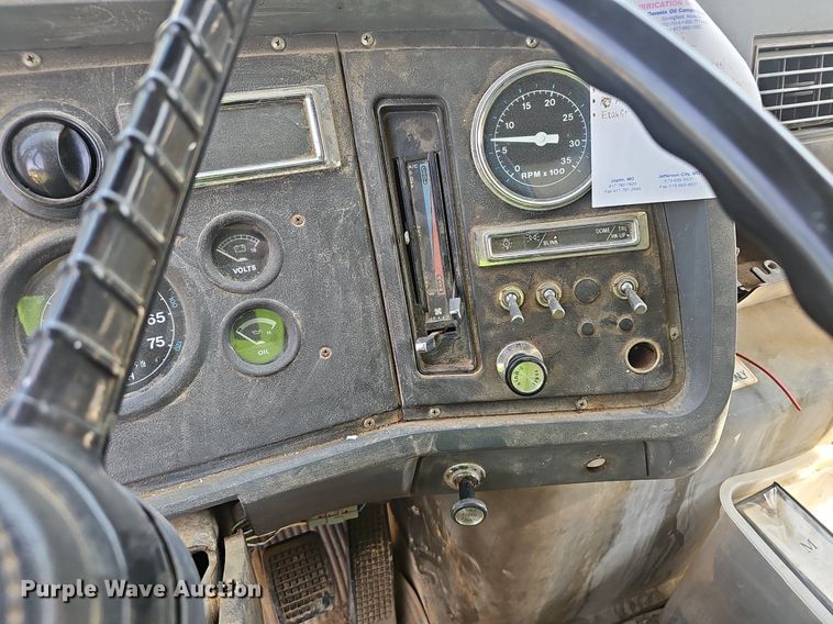 image for item EJ5788 1990 Ford L7000 box truck