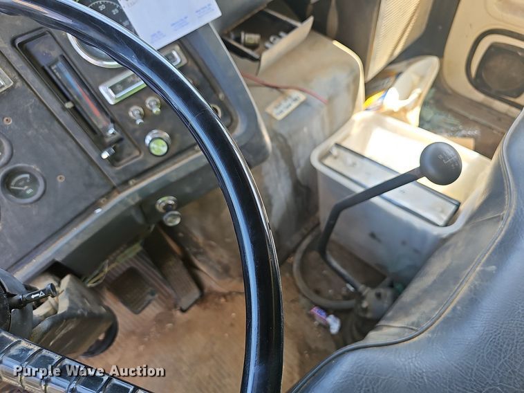 image for item EJ5788 1990 Ford L7000 box truck