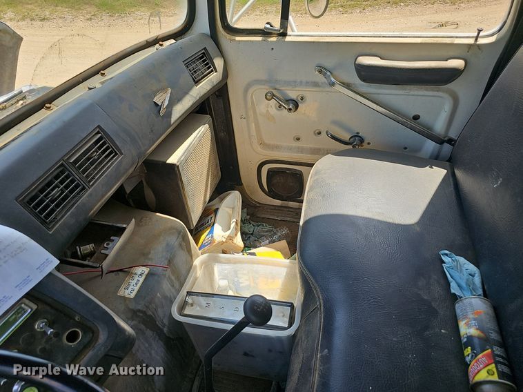 image for item EJ5788 1990 Ford L7000 box truck