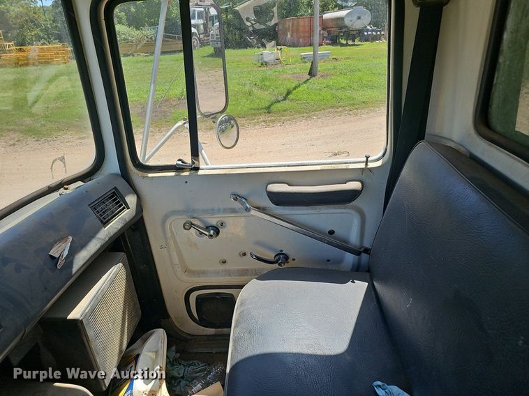 image for item EJ5788 1990 Ford L7000 box truck