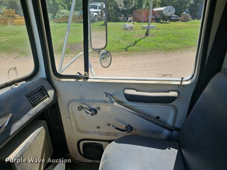 image for item EJ5788 1990 Ford L7000 box truck