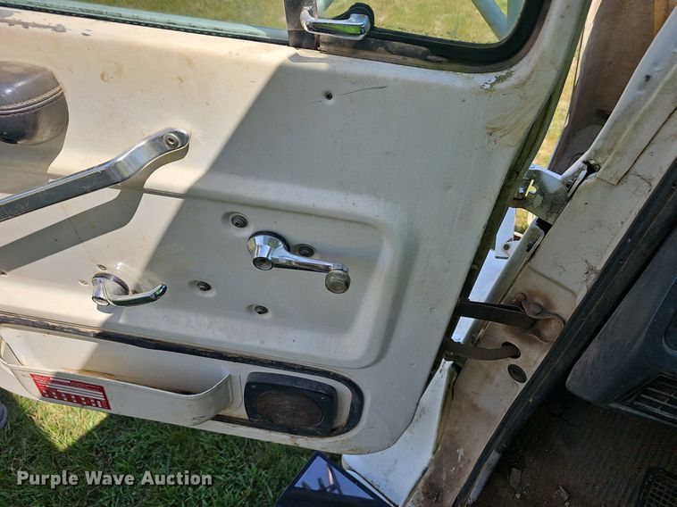 image for item EJ5788 1990 Ford L7000 box truck