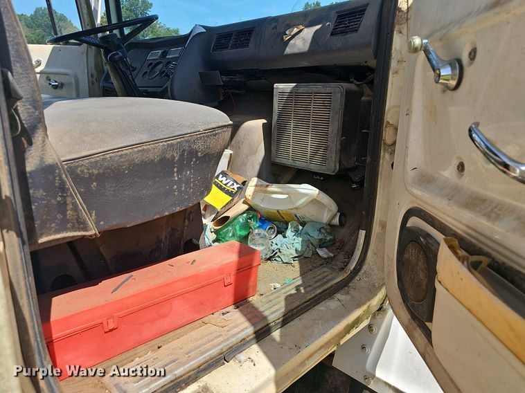 image for item EJ5788 1990 Ford L7000 box truck