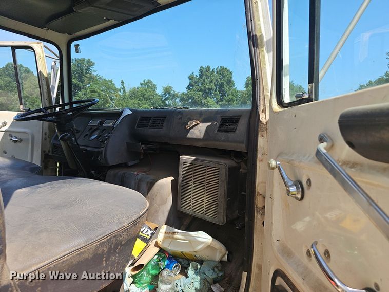 image for item EJ5788 1990 Ford L7000 box truck