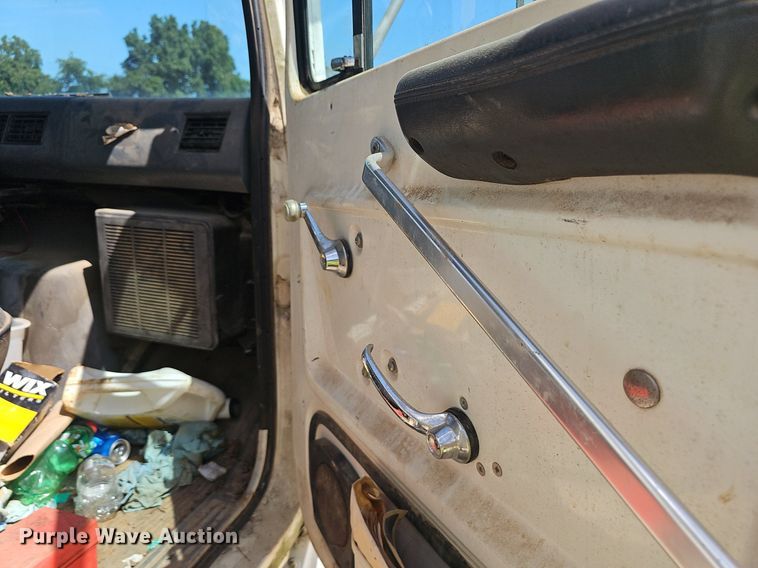 image for item EJ5788 1990 Ford L7000 box truck