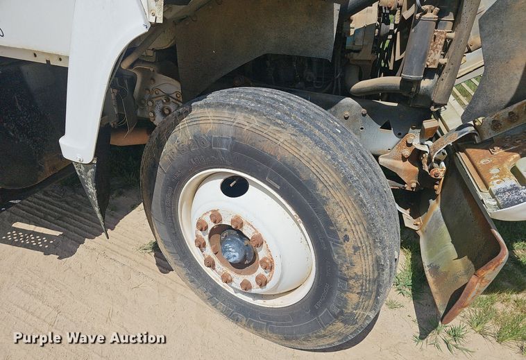 image for item EJ5788 1990 Ford L7000 box truck