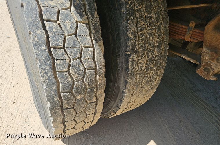 image for item EJ5788 1990 Ford L7000 box truck