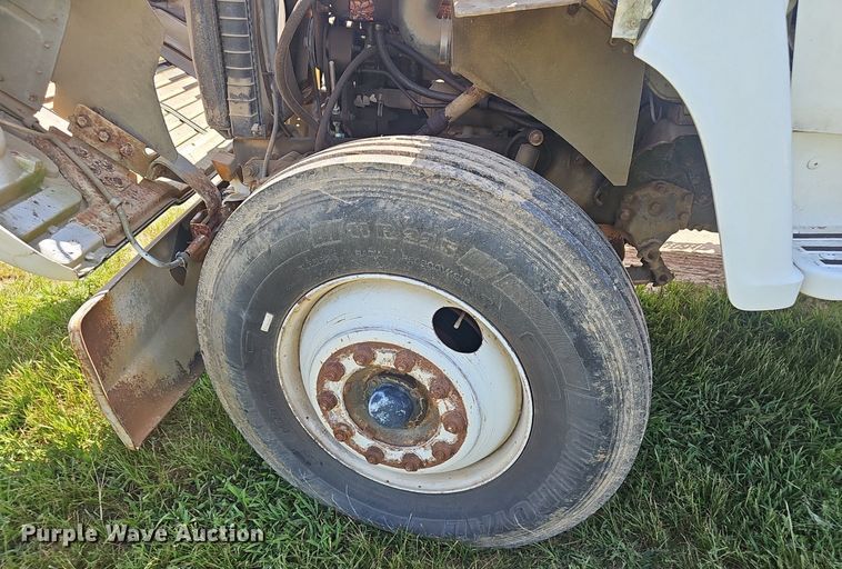 image for item EJ5788 1990 Ford L7000 box truck