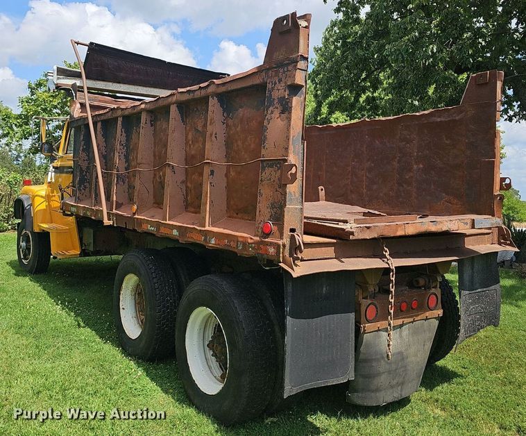 image for item EJ5809 1987 Ford  8000 dump truck