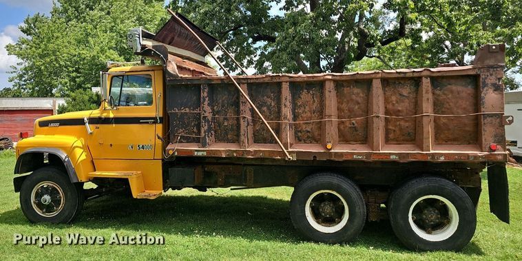 image for item EJ5809 1987 Ford  8000 dump truck