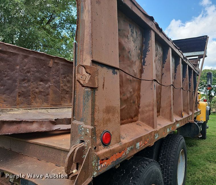 image for item EJ5809 1987 Ford  8000 dump truck