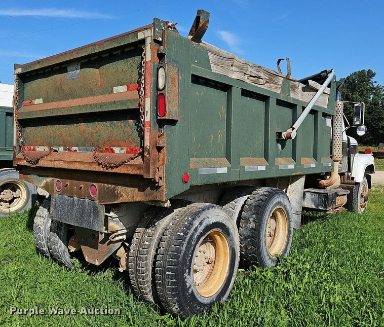 image for item EJ5826 1986 International  F2574 dump truck