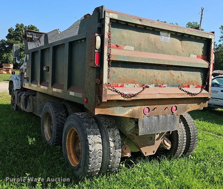 image for item EJ5826 1986 International  F2574 dump truck