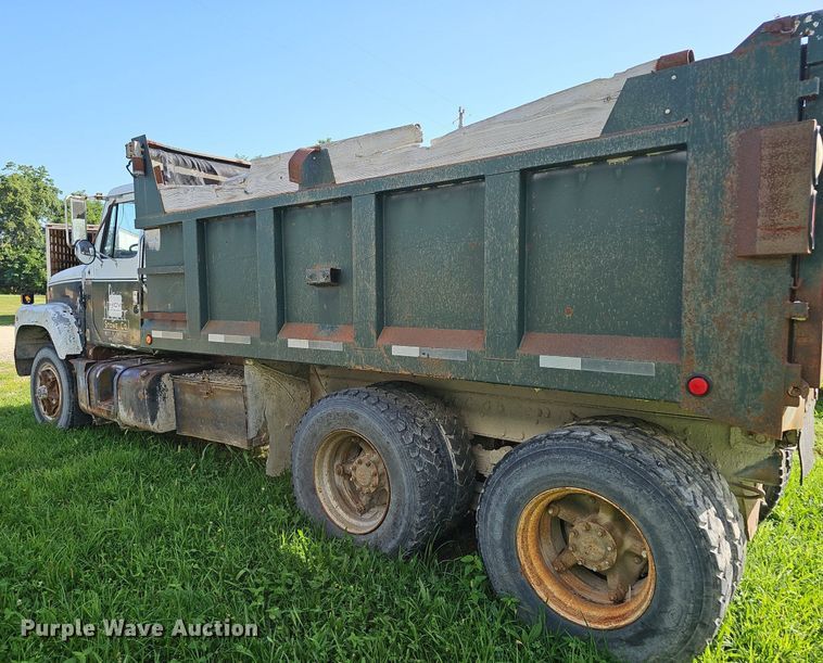 image for item EJ5826 1986 International  F2574 dump truck
