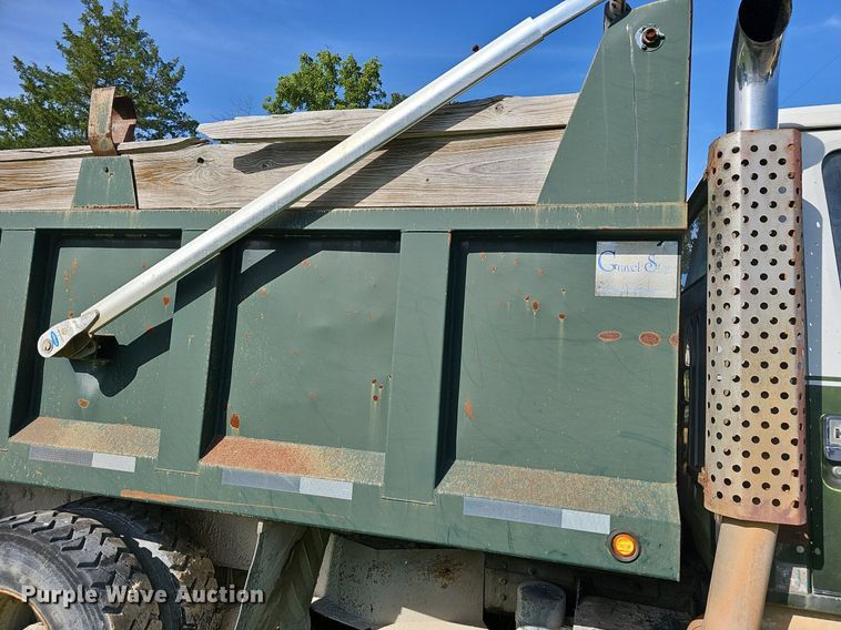 image for item EJ5826 1986 International  F2574 dump truck