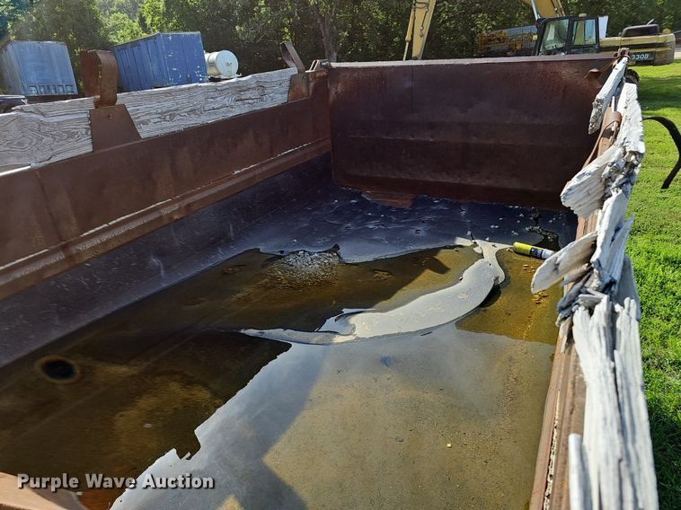 image for item EJ5826 1986 International  F2574 dump truck