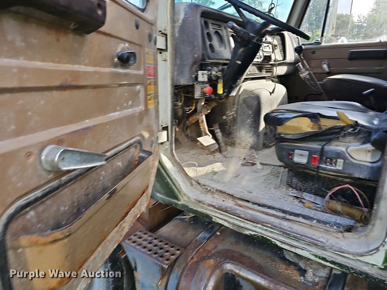 image for item EJ5826 1986 International  F2574 dump truck