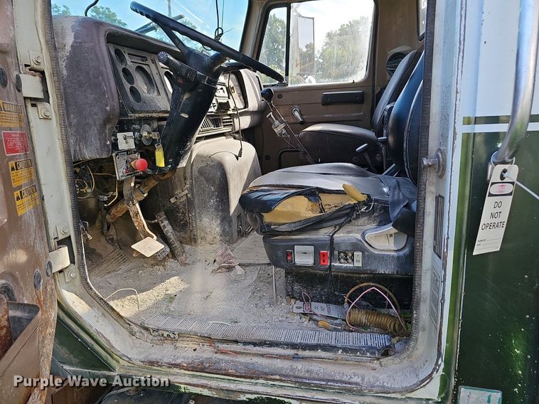 image for item EJ5826 1986 International  F2574 dump truck