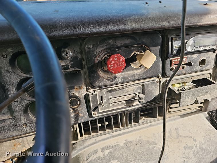 image for item EJ5826 1986 International  F2574 dump truck