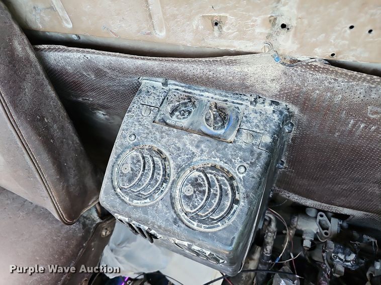 image for item EJ5826 1986 International  F2574 dump truck