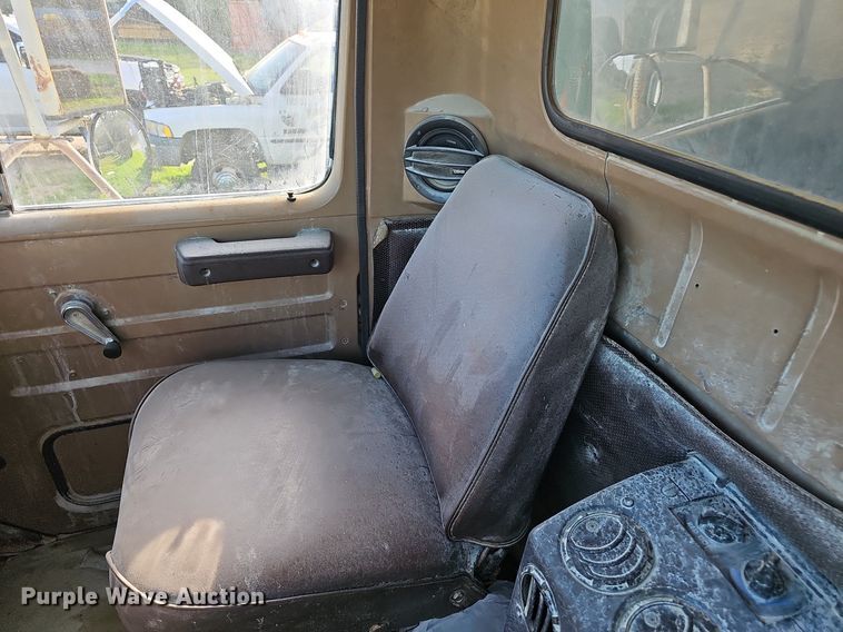 image for item EJ5826 1986 International  F2574 dump truck