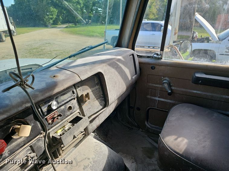 image for item EJ5826 1986 International  F2574 dump truck