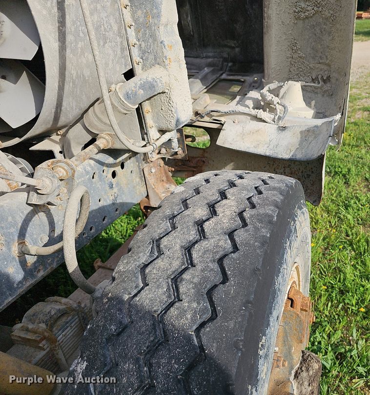 image for item EJ5826 1986 International  F2574 dump truck