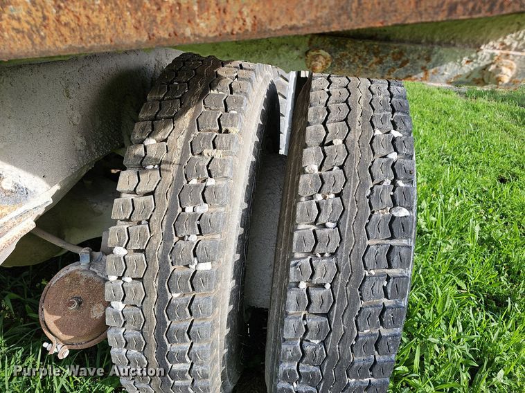 image for item EJ5826 1986 International  F2574 dump truck