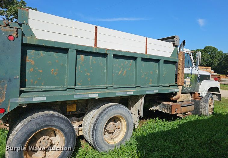 image for item EJ5827 1986 International  F2574 dump truck