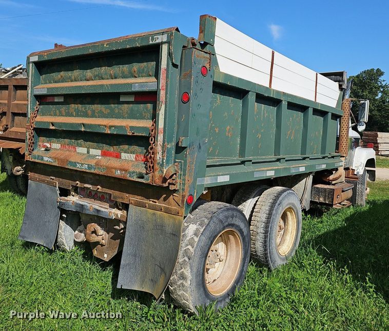 image for item EJ5827 1986 International  F2574 dump truck