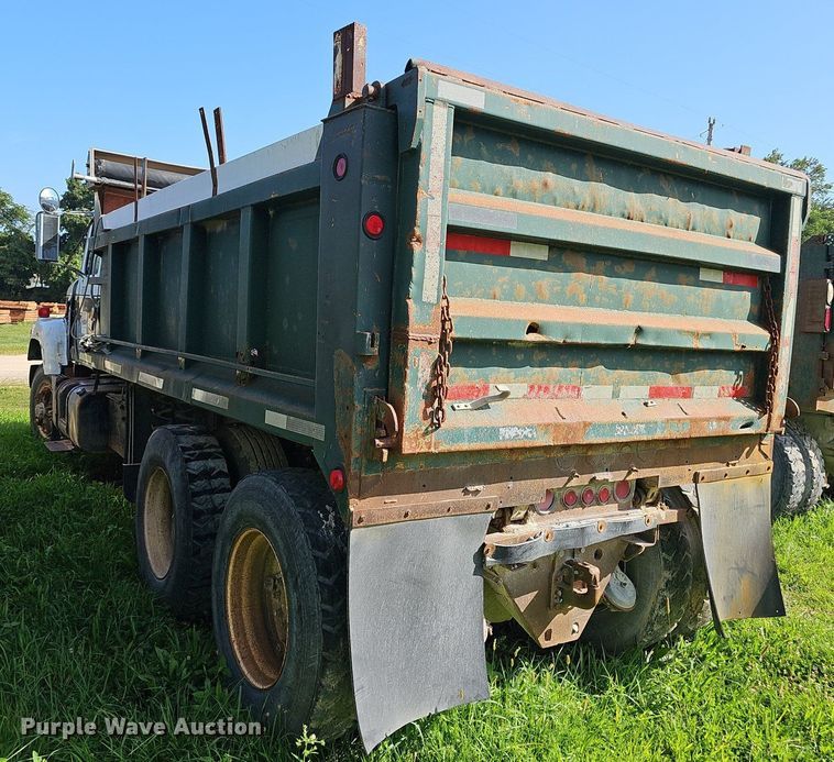 image for item EJ5827 1986 International  F2574 dump truck