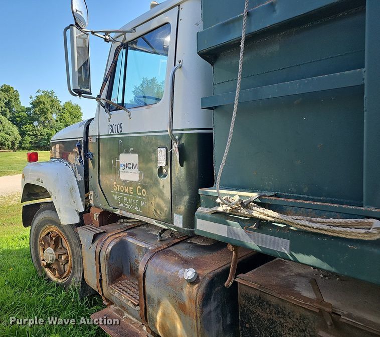 image for item EJ5827 1986 International  F2574 dump truck