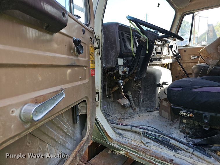 image for item EJ5827 1986 International  F2574 dump truck