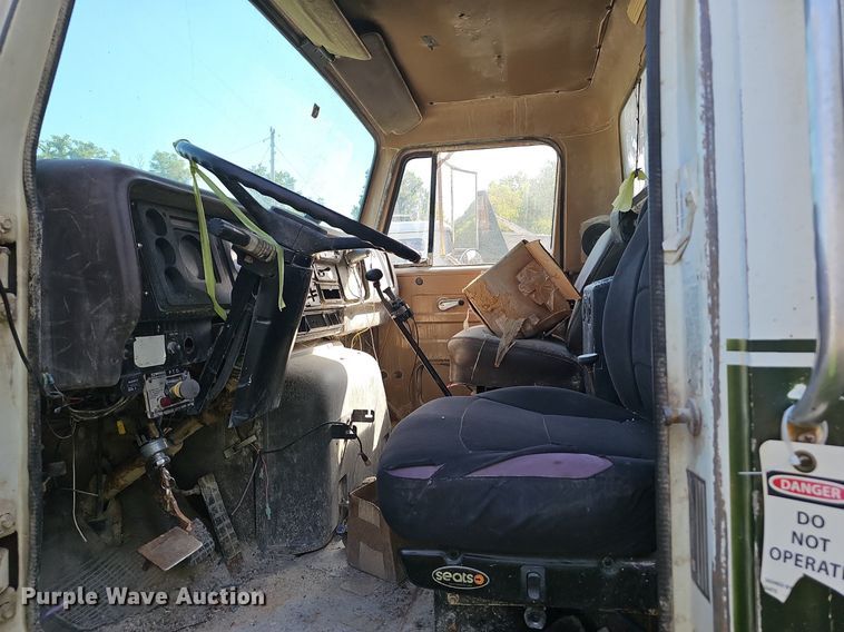 image for item EJ5827 1986 International  F2574 dump truck