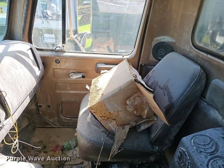 image for item EJ5827 1986 International  F2574 dump truck