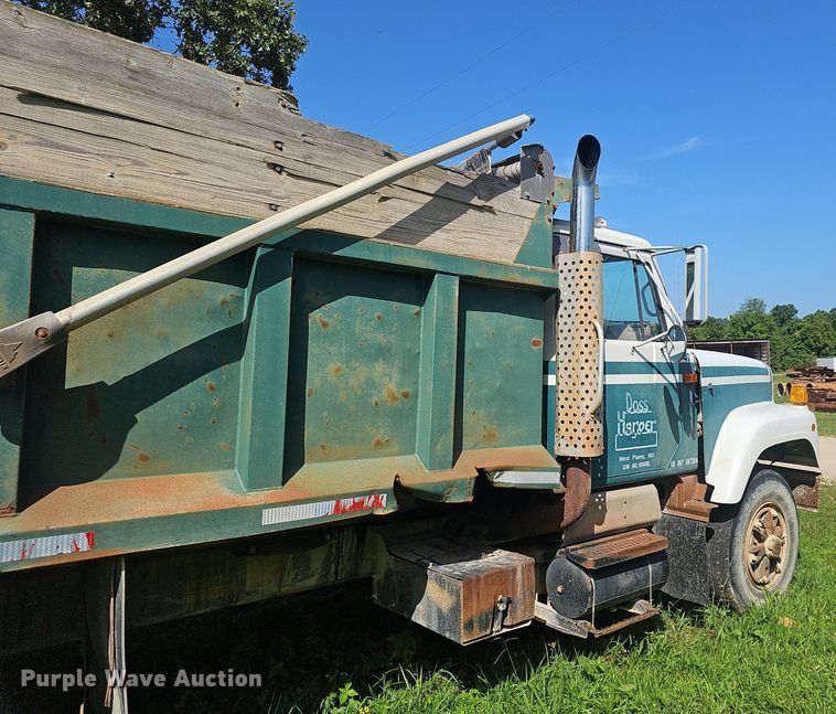 image for item EJ5829 1995 International  2574 dump truck