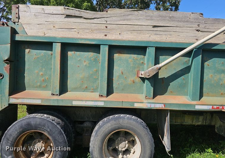 image for item EJ5829 1995 International  2574 dump truck