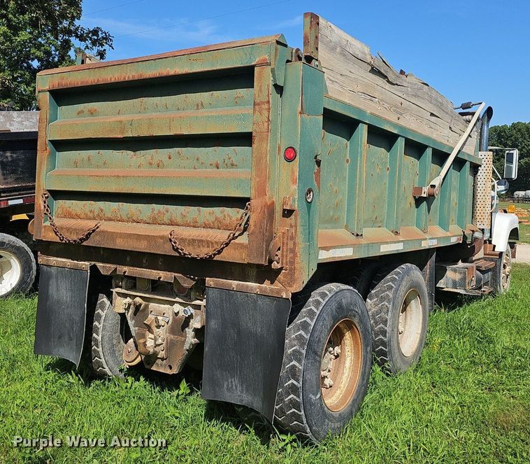 image for item EJ5829 1995 International  2574 dump truck