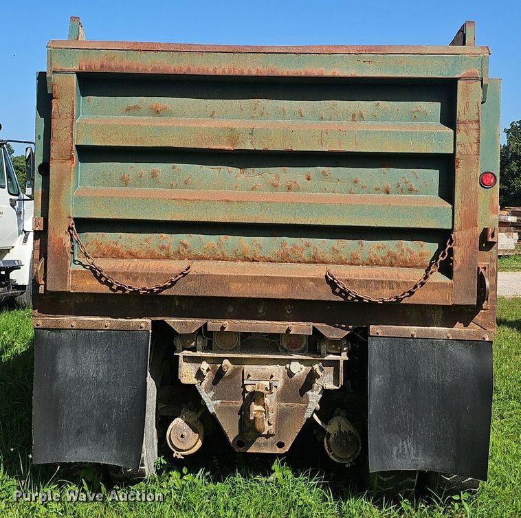 image for item EJ5829 1995 International  2574 dump truck