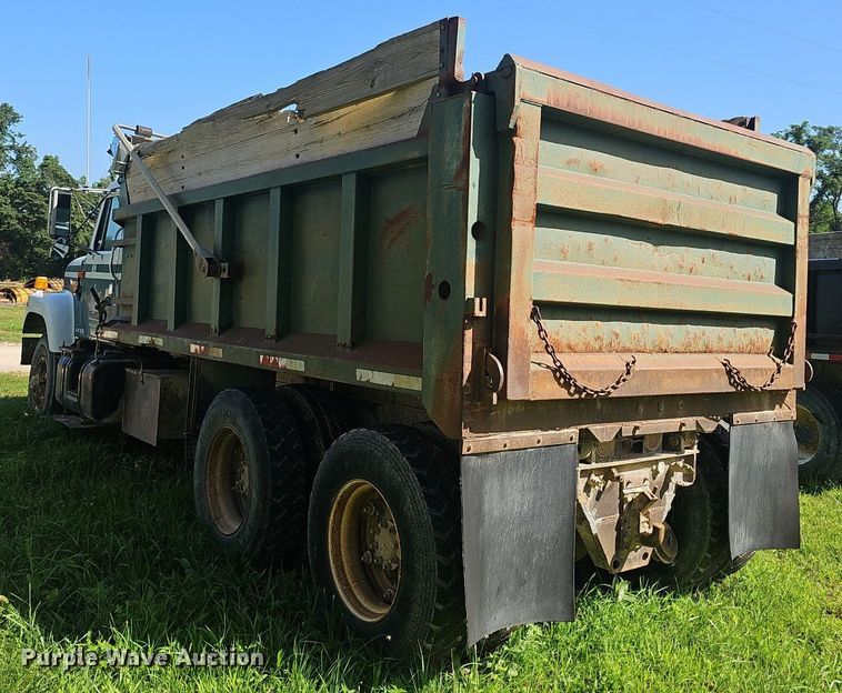 image for item EJ5829 1995 International  2574 dump truck