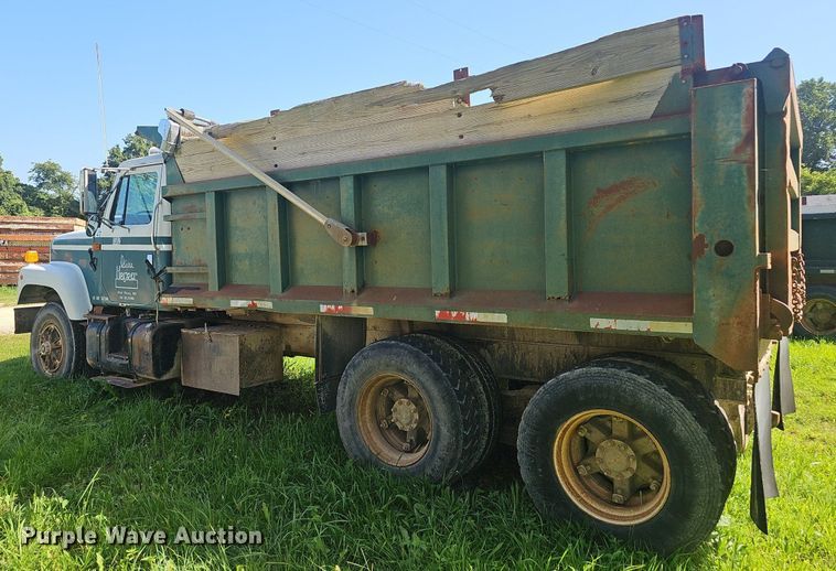 image for item EJ5829 1995 International  2574 dump truck