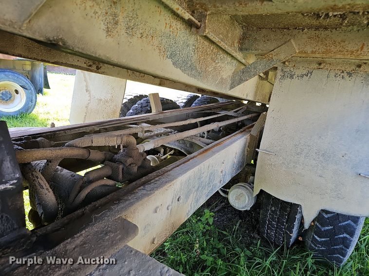 image for item EJ5829 1995 International  2574 dump truck