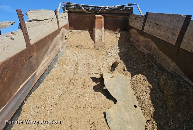 image for item EJ5829 1995 International  2574 dump truck